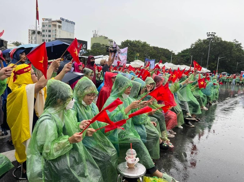 Hai Phong: Hang nghin CDV doi mua co vu cho Vu Bui Dinh Tung-Hinh-2