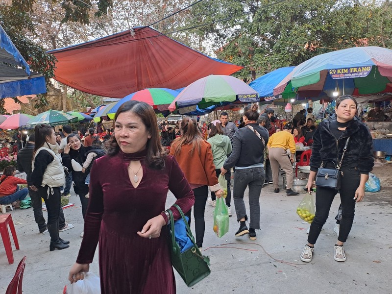 Du khách chen chân tại ngôi đền linh thiêng bậc nhất đất Cảng - Hình 10 Du khach chen chan tai ngoi den linh thieng bac nhat dat Cang-Hinh-10