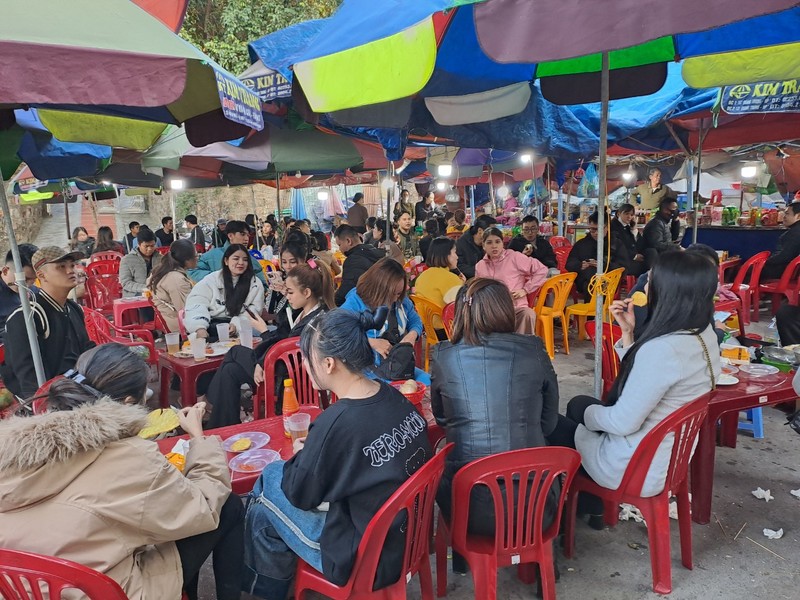 Du khách chen chân tại ngôi đền linh thiêng bậc nhất đất Cảng - Hình 11 Du khach chen chan tai ngoi den linh thieng bac nhat dat Cang-Hinh-11