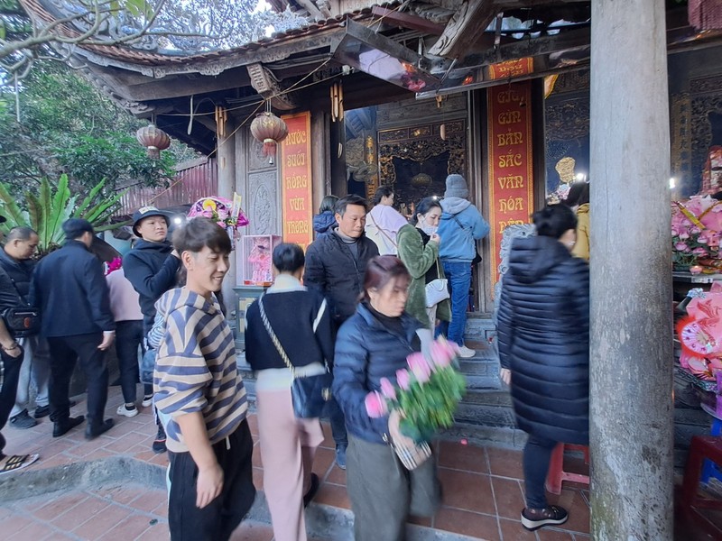 Du khách chen chân tại ngôi đền linh thiêng bậc nhất đất Cảng - Hình 5 Du khach chen chan tai ngoi den linh thieng bac nhat dat Cang-Hinh-5