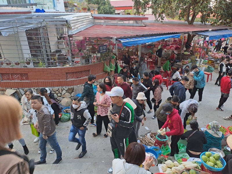 Du khách chen chân tại ngôi đền linh thiêng bậc nhất đất Cảng - Hình 8 Du khach chen chan tai ngoi den linh thieng bac nhat dat Cang-Hinh-8