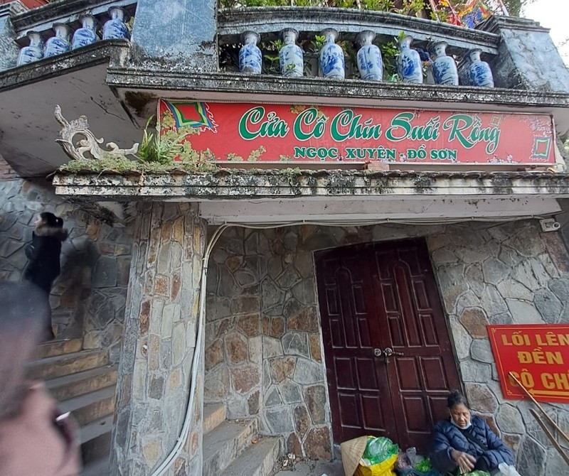Du khách chen chân tại ngôi đền linh thiêng bậc nhất đất Cảng - Hình 3 Du khach chen chan tai ngoi den linh thieng bac nhat dat Cang-Hinh-3
