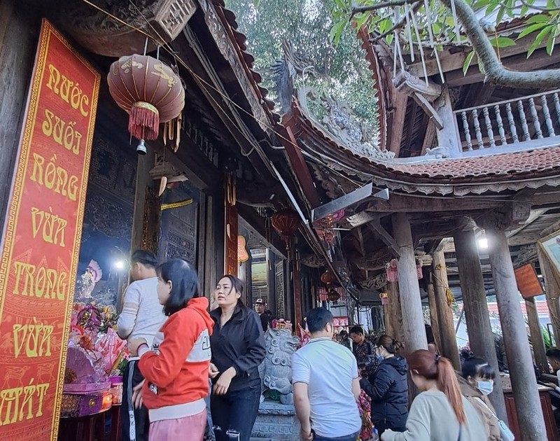 Du khách chen chân tại ngôi đền linh thiêng bậc nhất đất Cảng - Hình 4 Du khach chen chan tai ngoi den linh thieng bac nhat dat Cang-Hinh-4
