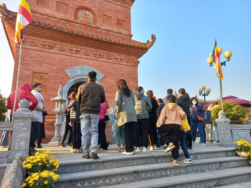 Xem noi “rong vang ha the” tai chua thap Tuong Long, Hai Phong-Hinh-3