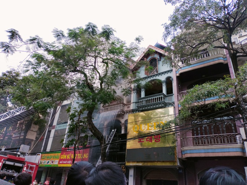 Hai Phong: Chay lon tai quan bar, nghi ngo 3 nguoi mac ket-Hinh-2