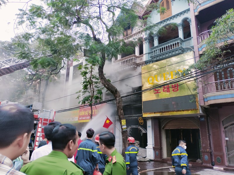 Hai Phong: Chay lon tai quan bar, nghi ngo 3 nguoi mac ket