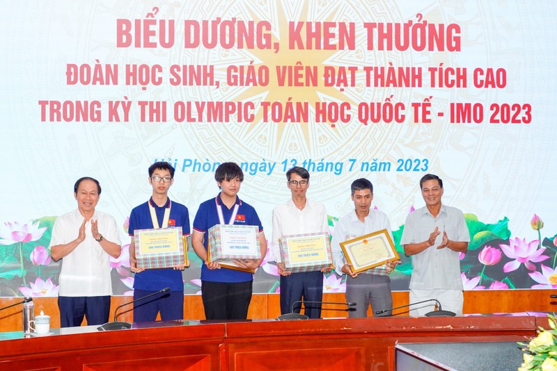 Hai Phong: Thuong 500 trieu cho hoc sinh gianh HCV Olympic Toan quoc te