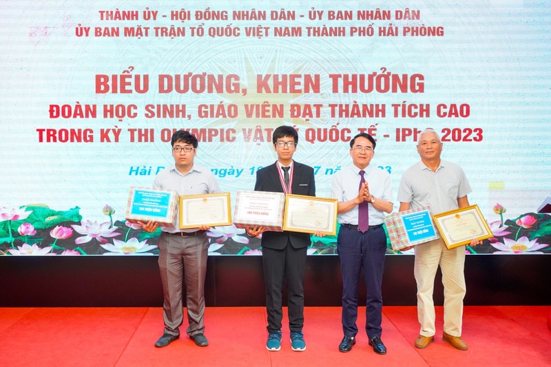 Hai Phong: Thuong 400 trieu cho hoc sinh danh HCB Olympic Vat ly Quoc te
