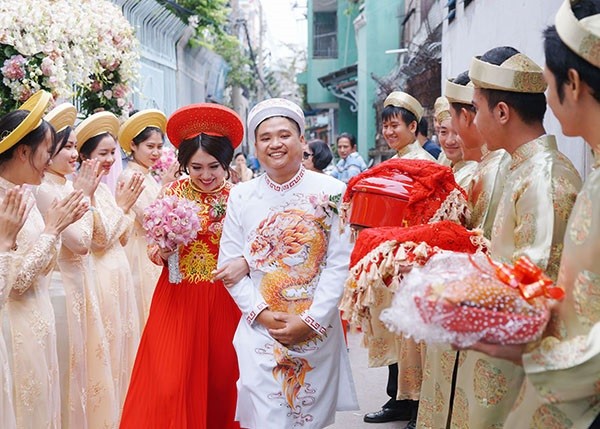 Chi gai tang vong ket bang tien mat nang triu co cho em trai