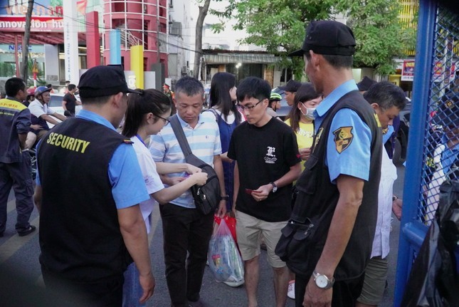 ‘Cho den’ rao ban ve xem chung ket phao hoa voi gia… tren troi