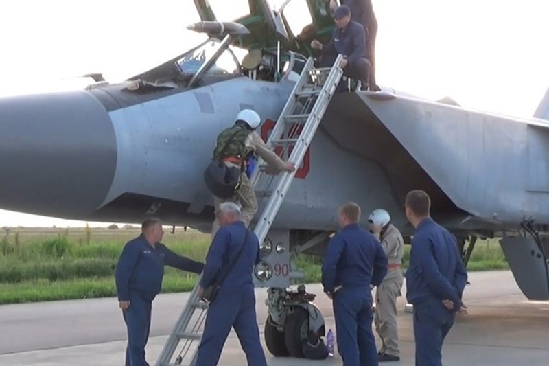 MiG-31 va ten lua Kinzhal lam te liet viec san xuat dan phao cua Ukraine-Hinh-6