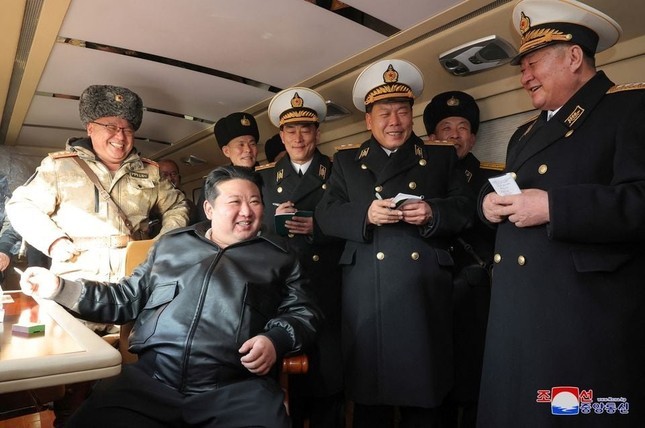 View - 	Hình ảnh Chủ tịch Kim Jong-un giám sát vụ thử tên lửa đất đối hải