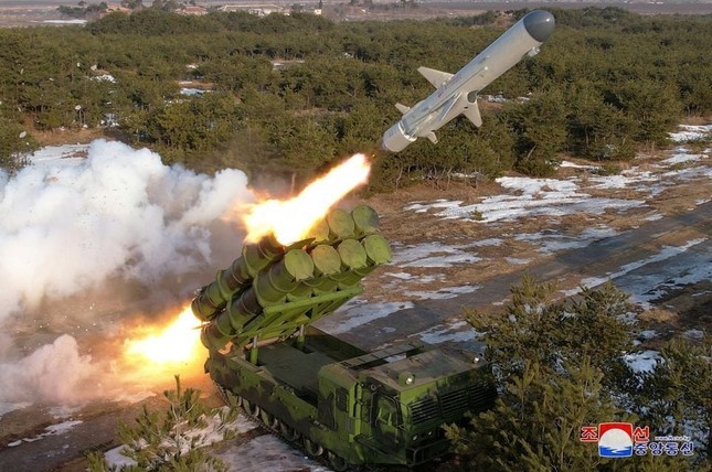 View - 	Hình ảnh Chủ tịch Kim Jong-un giám sát vụ thử tên lửa đất đối hải