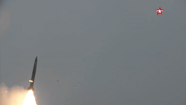 UAV trinh sat Nga tap kich, tran dia phong khong S-300 Ukraine no tung-Hinh-13