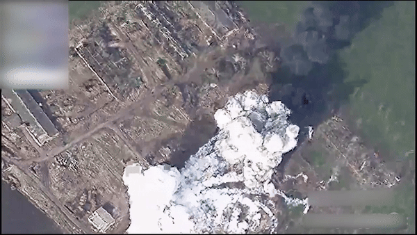 UAV trinh sat Nga tap kich, tran dia phong khong S-300 Ukraine no tung-Hinh-6
