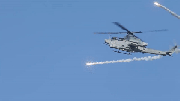 My phat trien “quai vat bau troi” AH-1Z Viper, con ac mong tren chien truong-Hinh-19