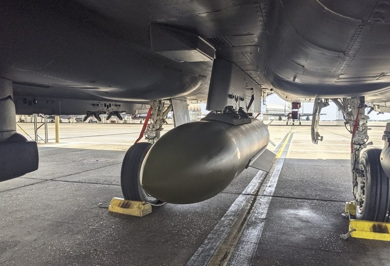“Bong ma tang hinh” B-2 sap co bom GBU-72 nang 2.300 kg