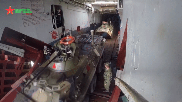 Thiet giap BTR-82A Nga doi dau truc dien M2 Bradley Ukraine-Hinh-26