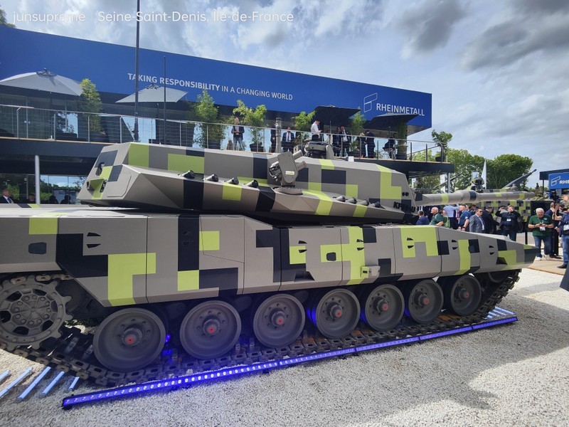 Loat xe tang sieu toi tan trung bay tai Trien lam Eurosatory 2024-Hinh-15