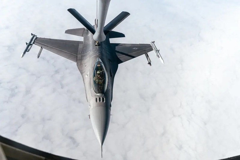 F-16 den Ukraine co the qua it, qua tre de tao dot pha tren chien truong