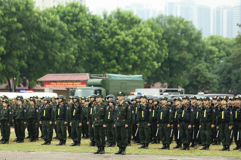 Canh sat Gin giu hoa binh dien tap danh bat khung bo, ho tong yeu nhan