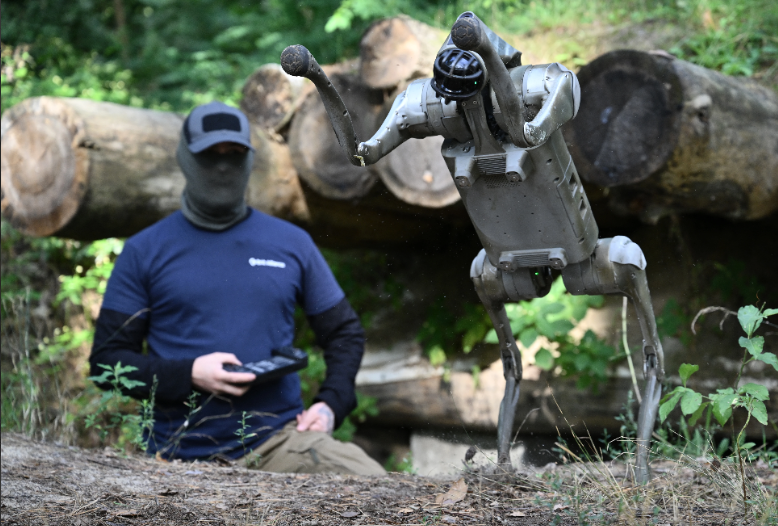 Ukraine trien khai doi quan “khuyen robot” ra tien tuyen-Hinh-7