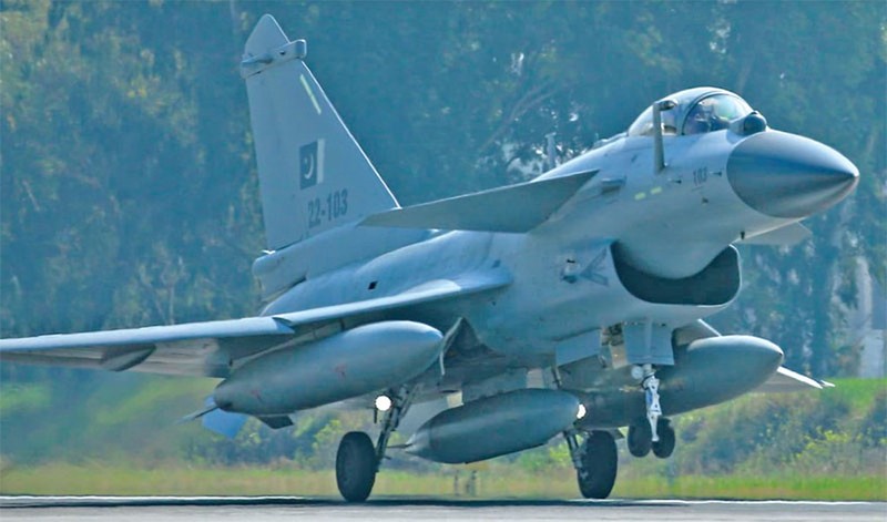 Tiem kich J-10CE Trung Quoc danh bai ban nang cap cua F-16-Hinh-7