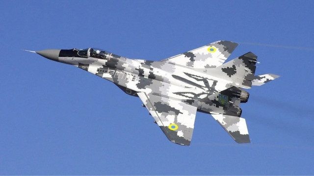 MiG-29 ha canh khan cap xuong canh dong hoa cai-Hinh-2