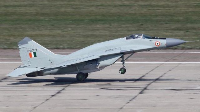 MiG-29 ha canh khan cap xuong canh dong hoa cai-Hinh-3