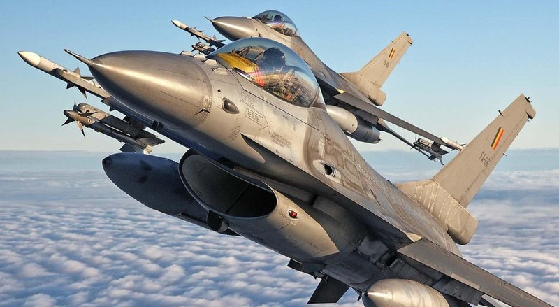 Ukraine dung cao toc lam duong bang cho F-16 