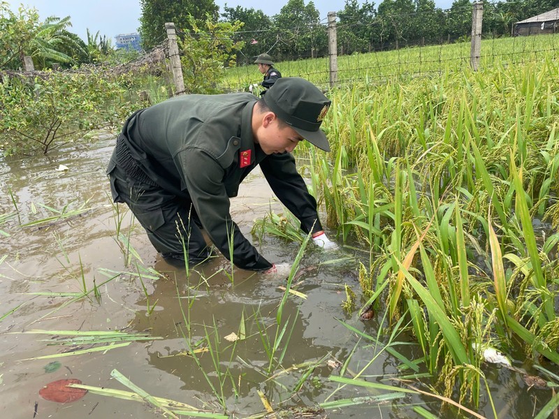 Canh sat co dong va bo doi giup dan gat lua chay lu-Hinh-6