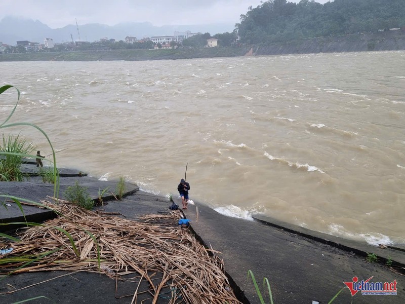 Thuy dien Hoa Binh xa lu, “can thu” van vo tu cau ca-Hinh-3