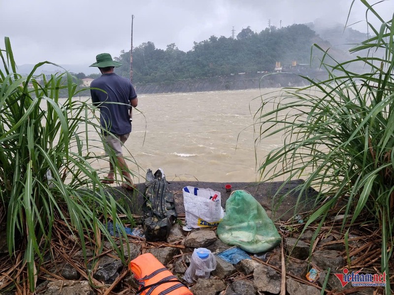 Thuy dien Hoa Binh xa lu, “can thu” van vo tu cau ca-Hinh-4