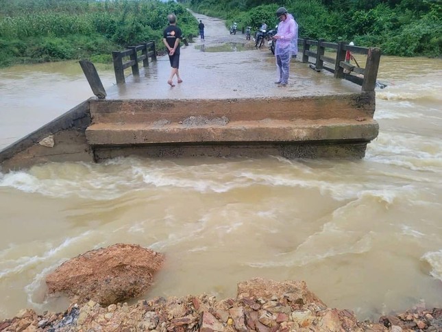 Thanh Hoa: Nuoc lu lam dut gay, cuon troi mot doan cau Ben Nha