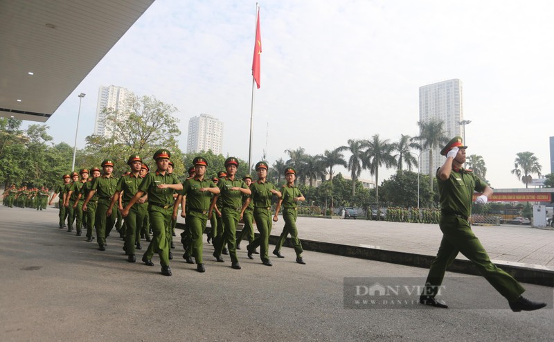 Xem canh sat bao ve Ha Noi trinh dien vo thuat dep mat