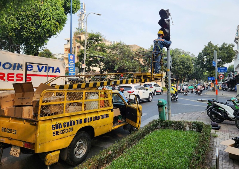 TPHCM: Lap 50 mui ten cho xe may re phai khi den do