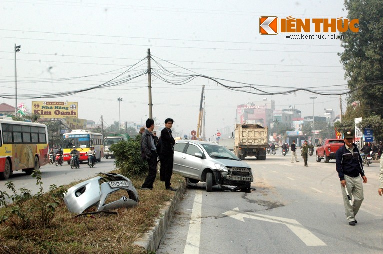 Xe tai cho dat “thoi bay” xe hoi len dai phan cach-Hinh-2