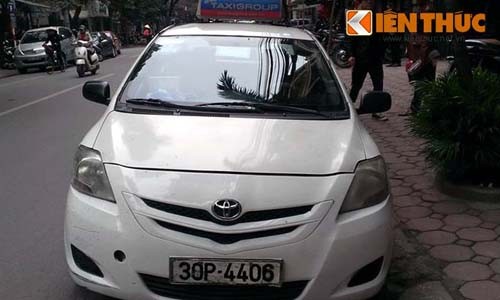 Tam giu hinh su tai xe taxi hat canh sat len ca-po