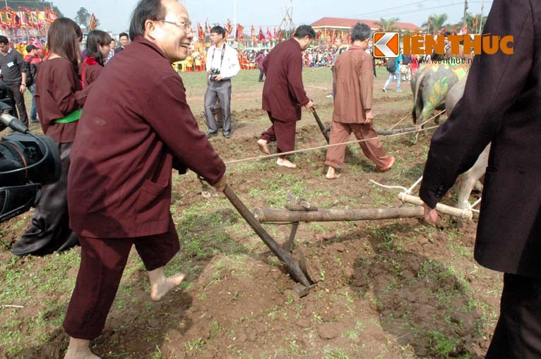 Bo truong VH-TT&amp;DL cay ruong khai xuan le hoi Tich dien-Hinh-11