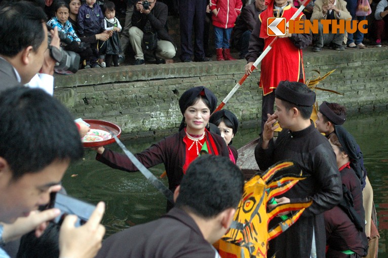 Lien anh, lien chi hoi Lim van vo tu xin tien du khach-Hinh-6