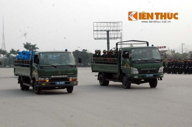 Hang tram canh sat, xe thiet giap dien tap bao ve IPU 132-Hinh-14