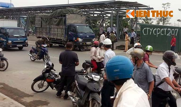 Thieu nu truot nga tren duong, chet tham duoi gam xe tai