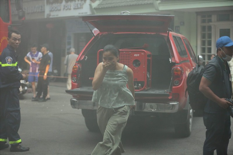 Chay khach san, Nhieu nguoi nhay tu tang 2 xuong dat-Hinh-7