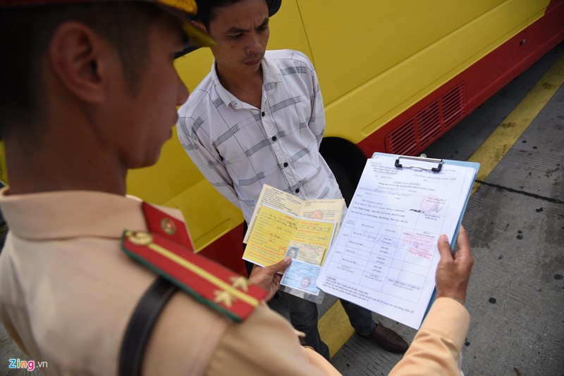 CSGT deo vat gi tren co ma khien canh tai xe tron mat, ngac nhien?-Hinh-7