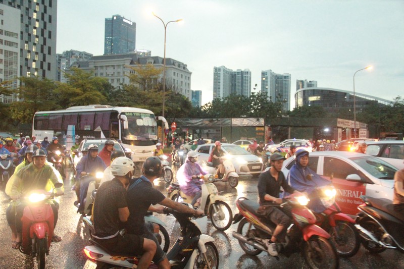 Ha Noi: Mua lon bat chot, nhieu tuyen pho ngap sau, un tac tram trong-Hinh-10