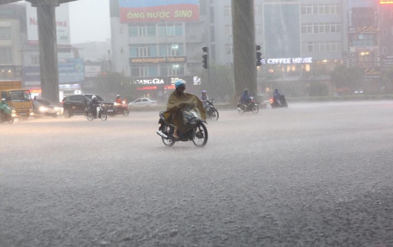 Ha Noi: Mua lon bat chot, nhieu tuyen pho ngap sau, un tac tram trong-Hinh-5