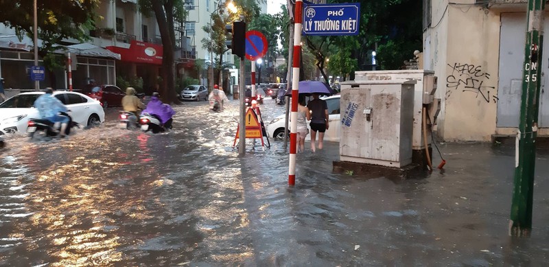 Ha Noi: Mua lon bat chot, nhieu tuyen pho ngap sau, un tac tram trong-Hinh-7