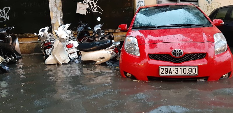 Ha Noi: Mua lon bat chot, nhieu tuyen pho ngap sau, un tac tram trong-Hinh-8