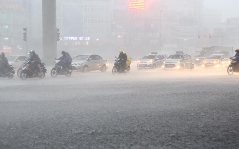 Ha Noi: Mua lon bat chot, nhieu tuyen pho ngap sau, un tac tram trong