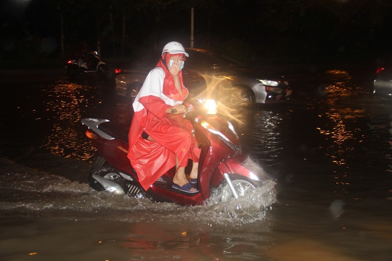 Mua lon, duong bien thanh song nguoi dan bat ca tren duong Ha Noi-Hinh-5